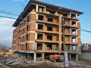 5. kattan düşen Suriyeli işçi ağır yaralandı