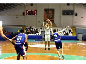 Manisa BBSK’li dev adamlar Selçuklu Basketbol’u 79-63 yendi