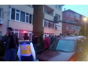 Üsküdar’da 4 katlı binanın bodrum katında korkutan yangın