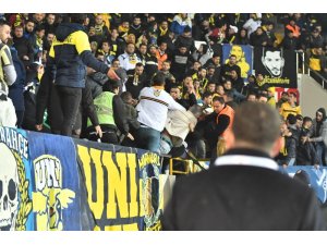 Akhisar’da Fenerbahçe tribününde kan aktı