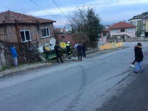 Sakarya’da traktör devrildi: 2 yaralı