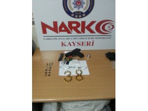 Zehir taciri tarihi eser eşyalarla birlikte yakalandı