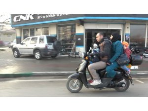Motosiklet üzerinde tehlikeli yolculuk kameralara yansıdı