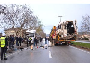 Çanakkale’de işçi minibüsü ile tırın çarpıştığı kaza