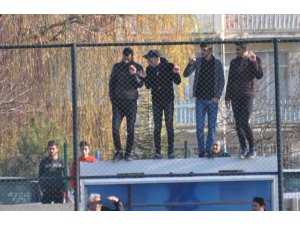 Taraftarlar maçı izlemek için her yolu denedi