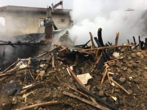 Altıntaş’ta yangın: 1 ev tamamen yanarak kül oldu