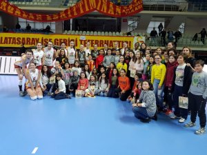 Bilecikli öğrenciler, Burhan Felek Voleybol Salonu’nda özel misafirler oldu