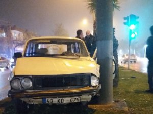 Alkollü sürücü direğe çarparak durabildi