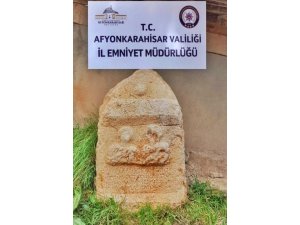 Evinde 1,5 ton ağırlığında Roma dönemine ait mezar taşı ele geçirildi