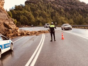 Antalya’da karayoluna düşen kayalar tehlike saçıyor