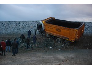 Kaza yapan hafriyat kamyon duvara metreler kala durdu