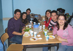 Öğrencilerden çiğ köfte partisi