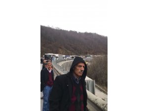 Bursa’da yoldan çıkan tır bariyerlere çarptı