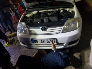 Aracın motoruna sıkışan yavru köpeği itfaiye kurtardı