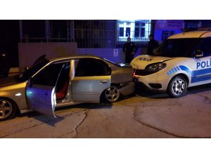 Kavgaya karışıp kaçarken polis otosuna çarptılar