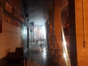 Kemer’de çıkan yangında üç iş yeri zarar gördü