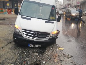 Esenyurt’ta yol çöktü, işçi servisindeki 3 kişi yaralandı