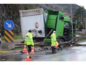 Kontrolden çıkan tır refüje çıkarak durabildi