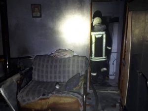 Sobadan çıkan yangında 3 kişi dumandan etkilendi