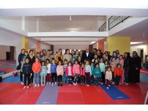 Erdemli Belediyesi’nden gençlere spor desteği