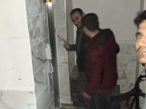 İki kişi asansörde mahsur kaldı