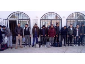 23 kaçak göçmen saklandıkları evde yakalandı