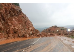 Tonlarca ağırlıktaki kayalar karayoluna düştü