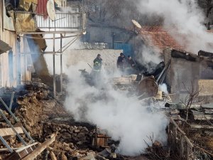 Isparta’da yangın: 3 ev, 2 traktör kullanılmaz hale geldi