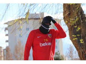 Soğuk hava Kayserisporlu futbolcuları da etkiledi