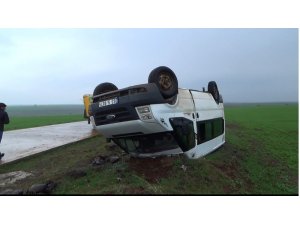 Siverek’te öğretmenleri taşıyan minibüs takla attı: 13 yaralı