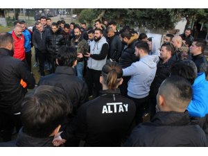 Futbolculara şok sözler: "Bir daha ki sefere kazma sapıyla geliriz"