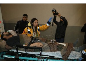 Hırsız girdiği minibüsün sahibi olan 2 kardeşi bıçakladı