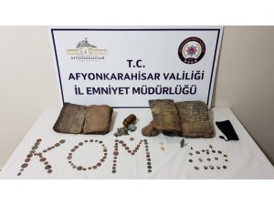 Tarihi eser ve gök taşı satmaya çalışan 3 kişi yakalandı
