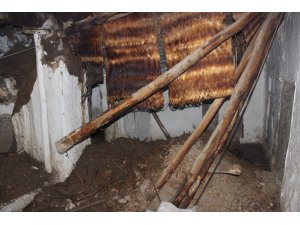 Şiddetli yağış evi yıktı