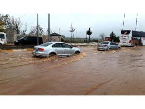 Adıyaman’da cadde ve sokakları su bastı