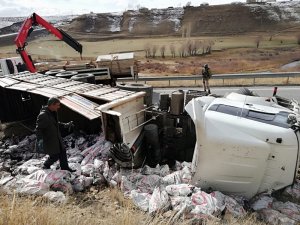 Kömür yüklü tır devrildi