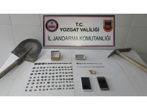 Hem sikkelerden hem de kazma ve kürekten oldular