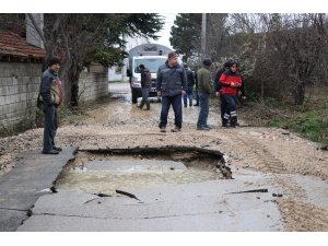 Bomba gibi patlayan su borusu sele neden oldu