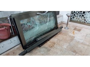 Önce saksıyı kaldırdı, sonra iş yerine arabayla daldı