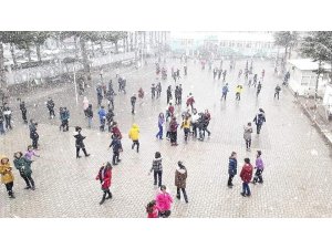 Afyonkarahisar’da kar yağışı herkesi neşelendirdi