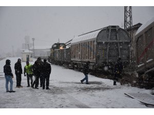 GÜNCELLEME - Kars'ta manevra yapan yük treninin vagonu raydan çıktı