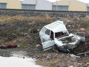 Sandıklı’da tren otomobil ile çarpıştı, sürücü ağır yaralandı