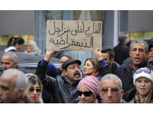 Tunus'ta öğretmenlerden maaş protestosu