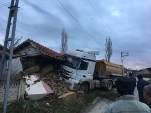 Hafriyat kamyonu köydeki depoya daldı