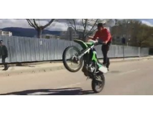 Motosiklet üzerinde tehlikeli gösteri