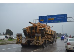 Suriye sınırına askeri sevkiyat sürüyor