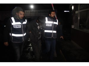 Okul sıralarının tahtalarını kırıp demirlerini çaldı