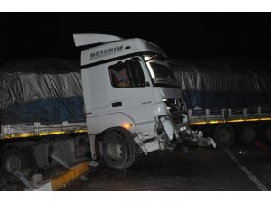 Yoldaki buzlanma nedeniyle kayan tır yolu kapattı