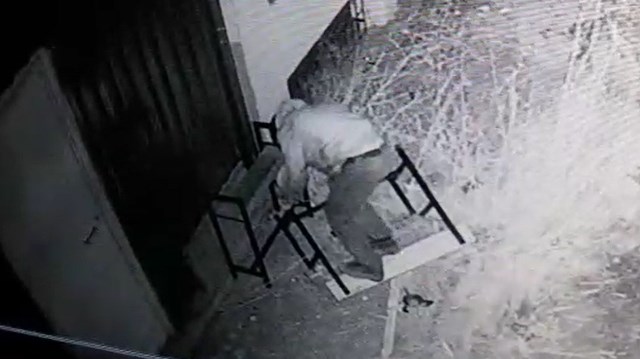 Okul sıralarının tahtalarını kırıp demirlerini çaldı