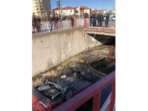 Sürücüsü kalp krizi geçiren araç kanala uçtu
